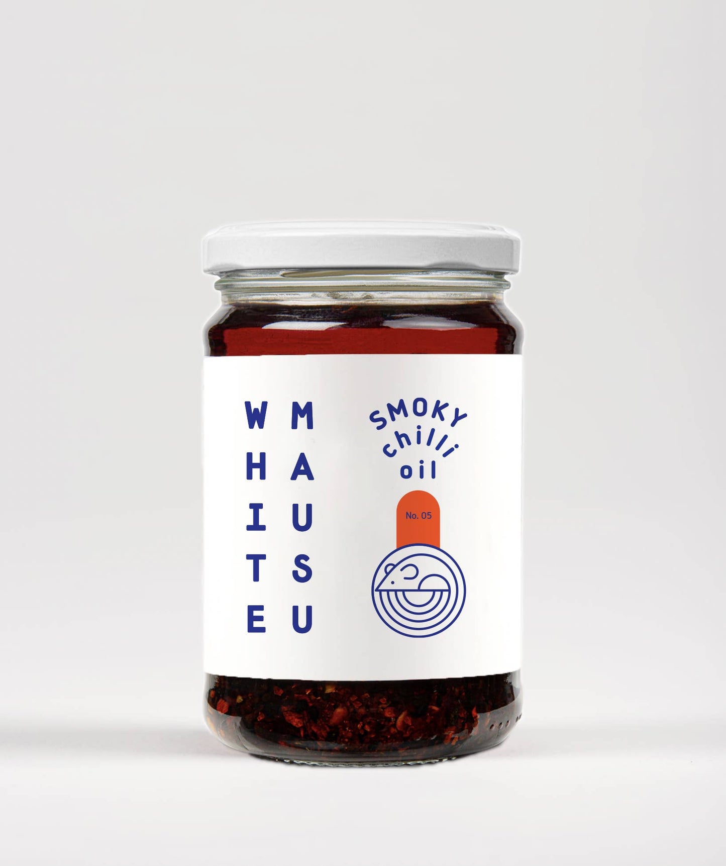 Ein Glastiegel mit silbernem Deckel enthält das Rauchige Chiliöl von White Mausu Ltd. Auf dem Etikett steht senkrecht "WHITE MAUSU", "SMOKY chili oil No. 05" und eine minimalistische Mausillustration.