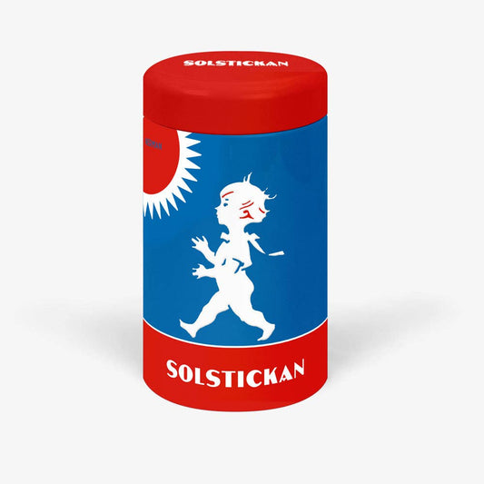 Die Solstickan Design - Matches Tube - Originaldesign von Solstickan Design ist eine zylindrische Dose mit klassisch schwedischem Design: eine weiße Silhouette eines Jungen mit einem brennenden Streichholz auf blauem Grund, akzentuiert durch Rot, Weiß und eine stilisierte Sonne in der Ecke.