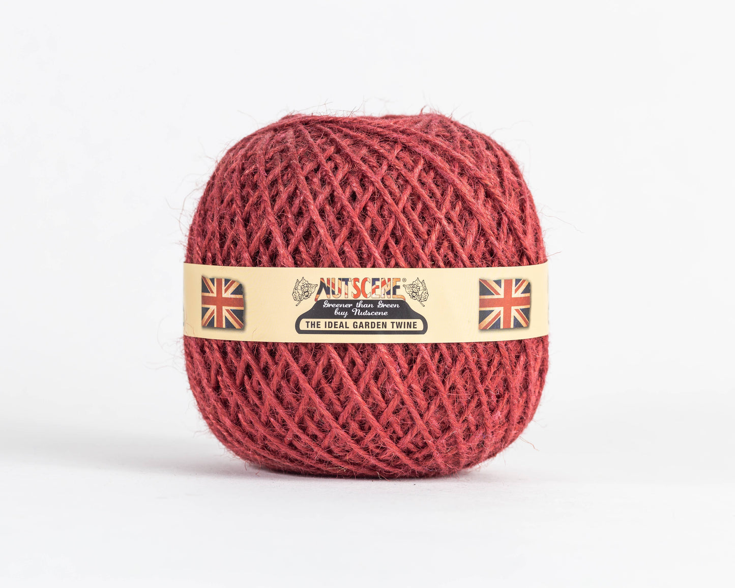 Ein Knäuel Nutscene Twines Ltd - Farbenfrohe Jute-Schnurbälle aus der Heritage Twine-Reihe in rot mit einem beigen Etikett mit zwei britischen Flaggen und dem Text "Nutscene The Ideal Garden Twine"; biologisch abbaubar und vegan.