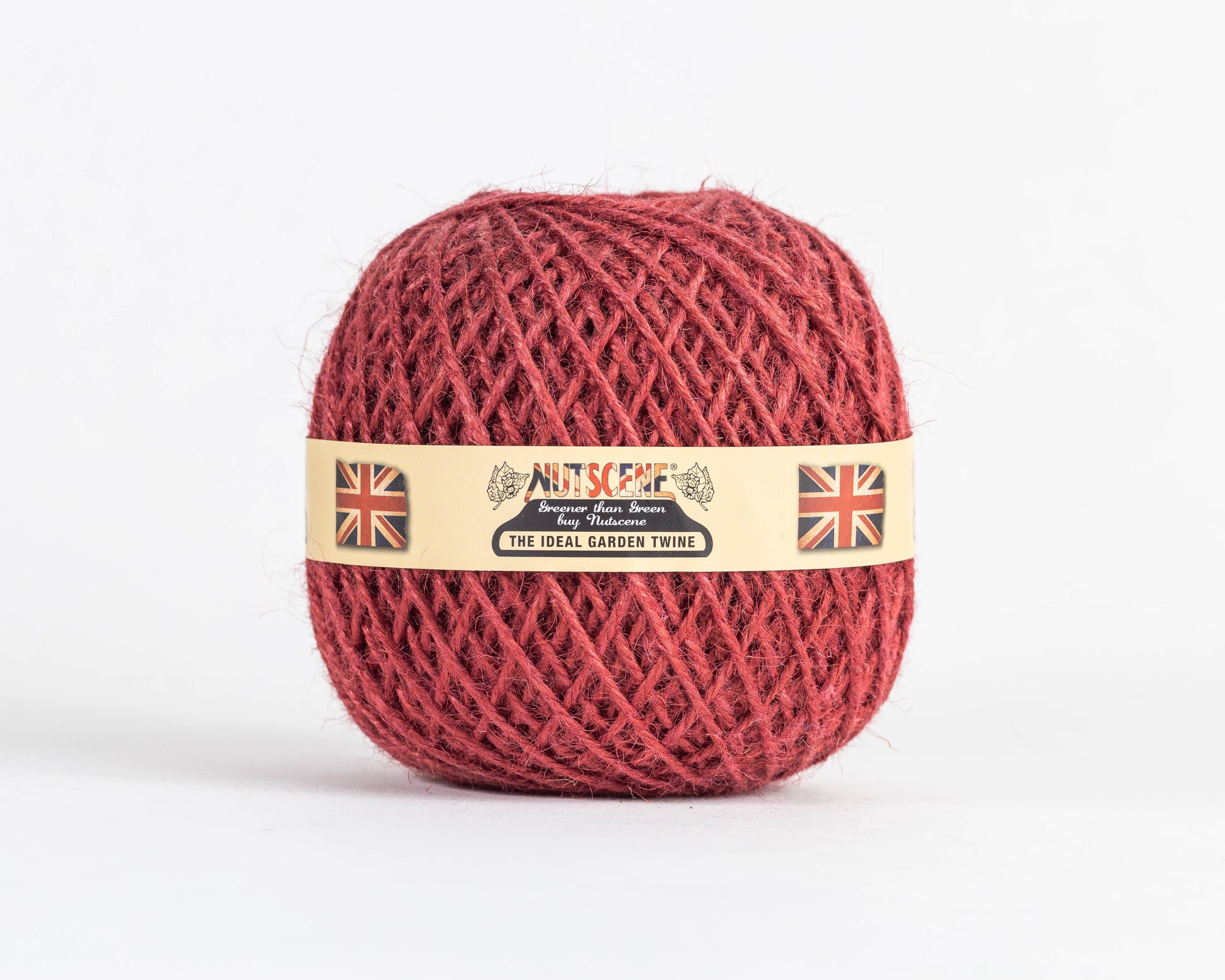 Ein Knäuel Nutscene Twines Ltd - Farbenfrohe Jute-Schnurbälle aus der Heritage Twine-Reihe mit cremefarbenem Etikett, Union Jack-Flaggen und dem Text "Nutscene The Ideal Garden Twine" auf weißem Hintergrund.