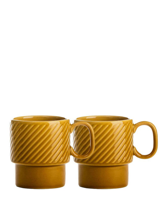 Zwei senfgelbe Sagaform Coffee & More Kaffeebecher, 2-teilig von Sagaform GmbH mit strukturierten diagonalen Linien und breitem Boden stehen nebeneinander auf einem weißen Hintergrund.