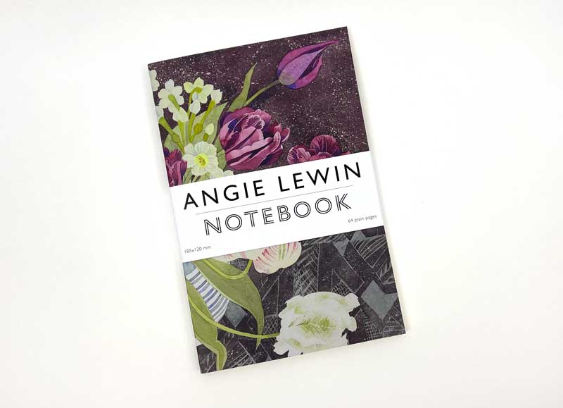Das Art Angels Notizbuch von Angie Lewin zeigt ein florales Cover mit Tulpen und Narzissen auf einem dunklen, gemusterten Hintergrund. Es bietet unbedruckte Seiten und ist damit ideal für Notizen oder Skizzen.