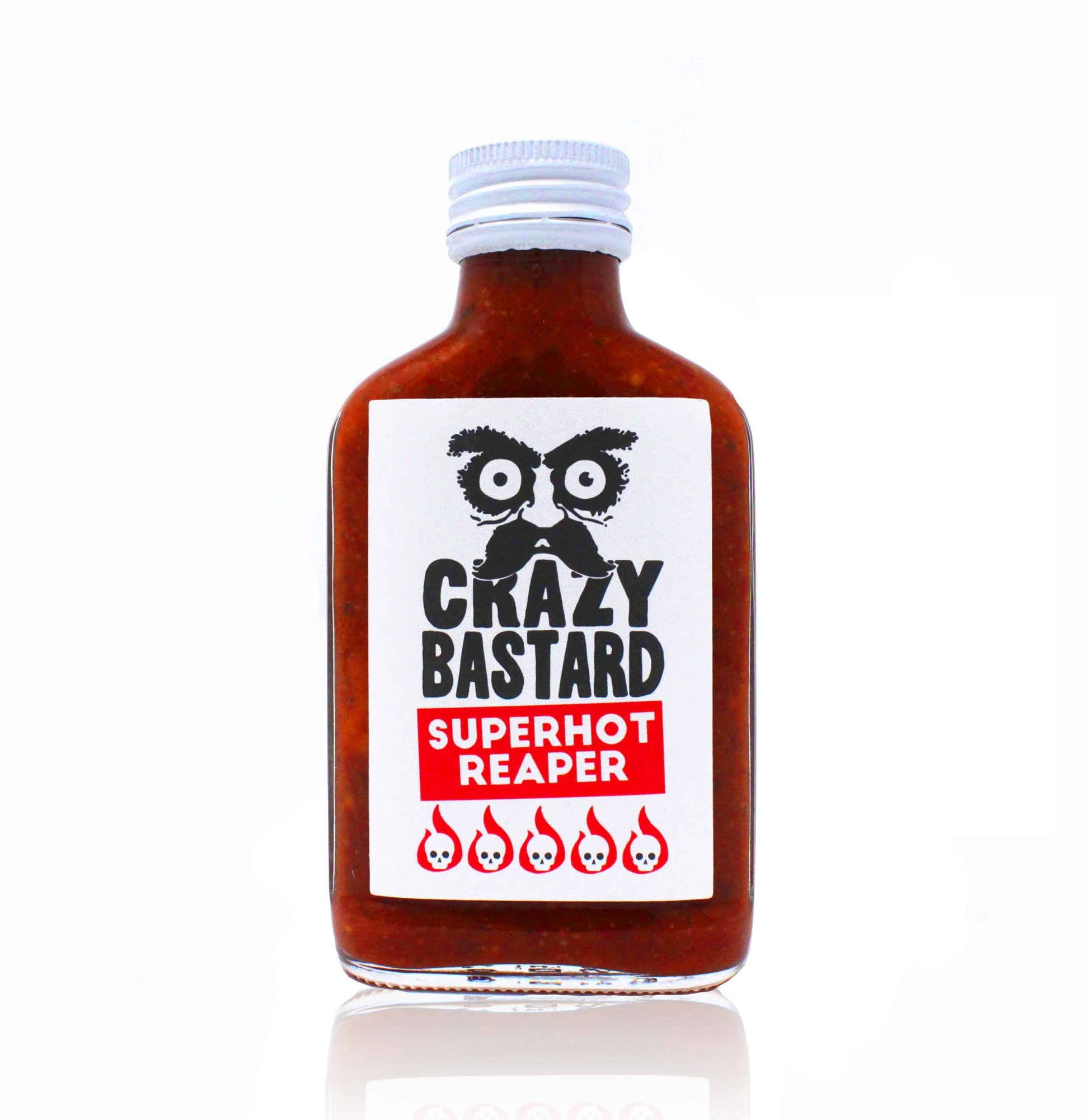 Die 100-ml-Flasche der CBS Foods GmbH (Crazy Bastard Sauce) Superhot Reaper scharfe Soße, hergestellt mit Carolina Reaper Chili, hat ein weißes Etikett mit fettgedrucktem Text, schwarzen grafischen Augen und Schnurrbart sowie fünf Flammen für intensive Schärfe.