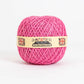 Ein Knäuel aus leuchtend rosa, biologisch abbaubares Jutegarn von Nutscene Twines Ltd (Farbenfrohe Jute-Schnurbälle aus der Heritage Twine-Reihe) mit beigem Etikett und Union Jack auf weißem Hintergrund.
