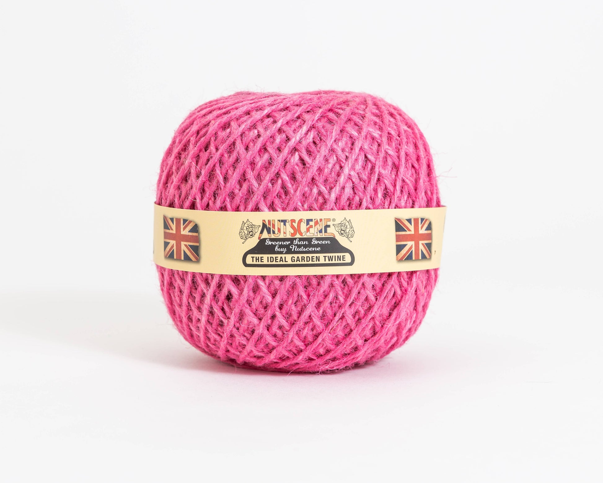 Ein Knäuel aus leuchtend rosa, biologisch abbaubares Jutegarn von Nutscene Twines Ltd (Farbenfrohe Jute-Schnurbälle aus der Heritage Twine-Reihe) mit beigem Etikett und Union Jack auf weißem Hintergrund.