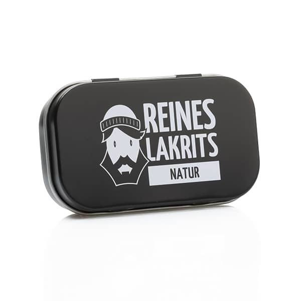 Auf weißem Grund ist schräg eine schwarze Rechteckdose mit der Aufschrift „LASSE LAKRITS – natürlich lecker – Dose Reines Lakritz Natur“ und einem bärtigen Mann mit Hut abgebildet, der auf natürliche Zutaten schließen lässt.
