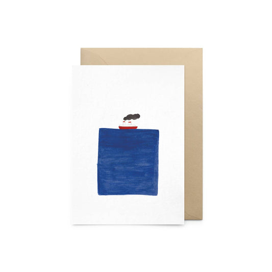 Die Petit Gramme - Bootskarte von Petit Gramme zeigt ein minimalistisches rot-weißes Boot mit schwarzem Rauch über einem großen blauen Quadrat, gedruckt auf einer umweltfreundlichen Klappkarte mit einem braunen Umschlag.