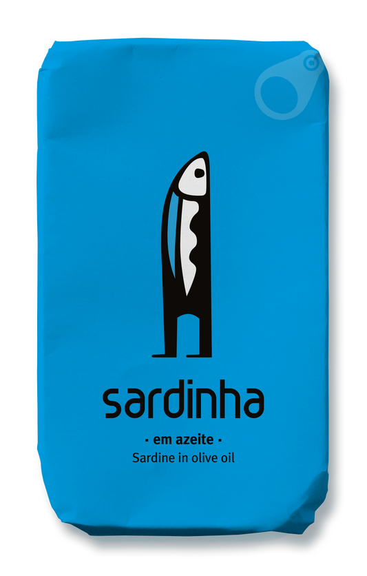 Eine leuchtend blaue Dose mit dem Markennamen „Sardinha – Sardinen in Olivenöl“ zeigt einen minimalistischen schwarz-weißen Fisch über dem Markennamen. Darunter steht „Em azeite“ und weist auf den Omega-3-Gehalt hin. Die Lasche der Dose ist oben rechts sichtbar.