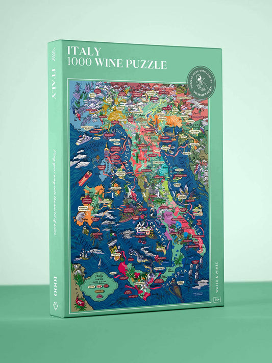 Das Water & Wines - Wein Puzzle - Italien von Water & Wines ist ein farbenfrohes 1000-teiliges Puzzle mit einer illustrierten Karte der italienischen Weinregionen und -spezialitäten auf hellgrünem Hintergrund und dem Text "ITALY 1000 WINE PUZZLE".