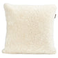 Der Alice Kissenbezug aus Schafsfell in Creme (50 x 50) von Shepherd of Sweden bringt mit seiner flauschigen, vliesähnlichen Textur skandinavische Gemütlichkeit in jeden Raum, hier auf einem schlichten weißen Hintergrund.