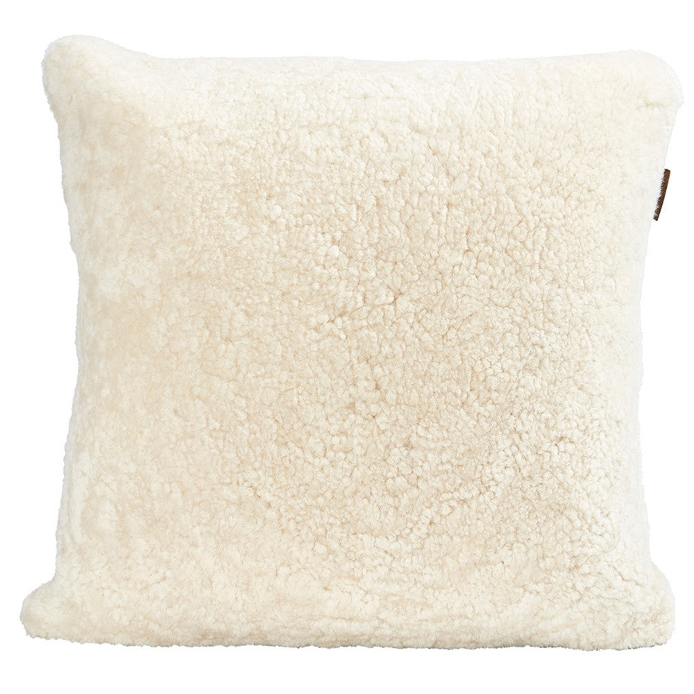 Der Alice Kissenbezug aus Schafsfell in Creme (50 x 50) von Shepherd of Sweden bringt mit seiner flauschigen, vliesähnlichen Textur skandinavische Gemütlichkeit in jeden Raum, hier auf einem schlichten weißen Hintergrund.