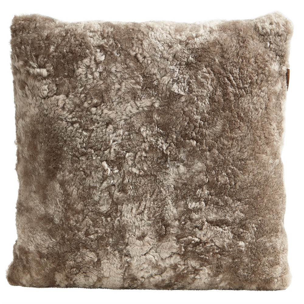 Der Alice Kissenbezug aus Schafsfell | Stone 50 x 50 von Shepherd of Sweden verleiht mit seiner weichen, hellbraunen Schaffell-Optik jedem Raum skandinavische Gemütlichkeit.