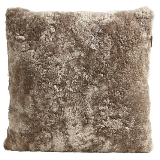 Der Alice Kissenbezug aus Schafsfell | Stone 50 x 50 von Shepherd of Sweden verleiht mit seiner weichen, hellbraunen Schaffell-Optik jedem Raum skandinavische Gemütlichkeit.