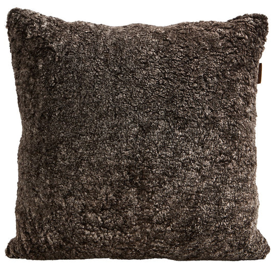 Der Alice Kissenbezug aus Schafsfell in Cappuccino (50 x 50) von Shepherd of Sweden zeichnet sich durch eine weiche, strukturierte und zottelige Oberfläche aus und bringt skandinavische Gemütlichkeit auf einen weißen Hintergrund.