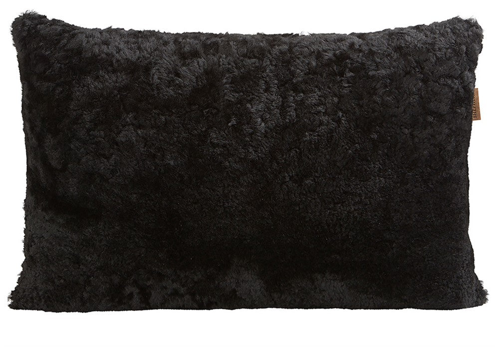 Der Alice Kissenbezug aus Schafsfell in Schwarz (60 x 40) von Shepherd of Sweden zeichnet sich durch natürlich weiches, strukturiertes Schaffell auf einem schlichten weißen Hintergrund aus - ideal für skandinavische Gemütlichkeit.
