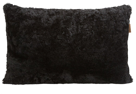 Der Alice Kissenbezug aus Schafsfell in Schwarz (60 x 40) von Shepherd of Sweden zeichnet sich durch natürlich weiches, strukturiertes Schaffell auf einem schlichten weißen Hintergrund aus - ideal für skandinavische Gemütlichkeit.