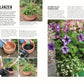 Das DK Verlag Buch "Kleine Gärten optimal gestaltet" bietet eine Schritt-für-Schritt-Anleitung auf Deutsch für einen blühenden Topf mit lila Petunien, Clematis und weißen Blumen - perfekt für Stadtgarten oder Balkon.