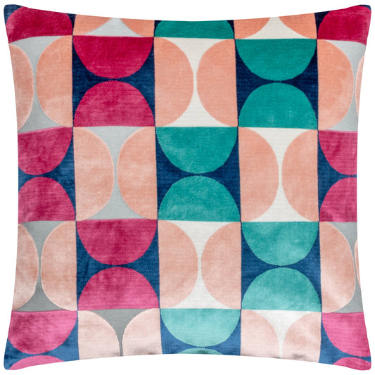 Riva Home - Samtkissen im Bardot-Schliff Magenta/Blau: Ein modernes, farbenfrohes Kissen mit geometrischem Muster in Juwelentönen – ideal als auffälliges Deko-Highlight.