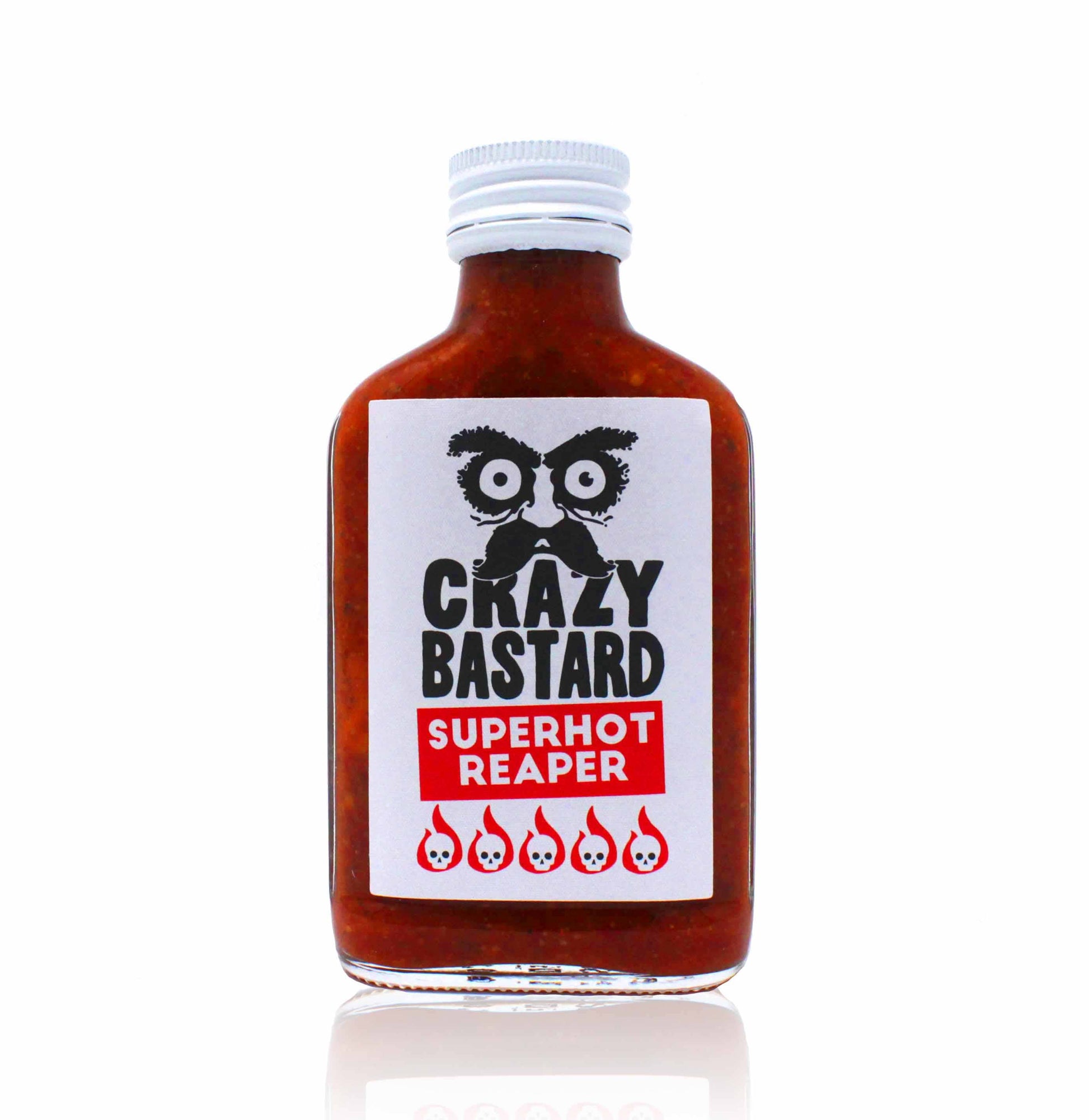 Eine 100-ml-Flasche CBS Foods GmbH (Crazy Bastard Sauce) Superhot Reaper scharfe Soße, mit weißem Etikett, schwarzem Logo, illustriertem Gesicht und fünf roten Chili-Symbolen; hergestellt mit Carolina Reaper für extreme Schärfe.