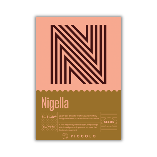 Eine Piccolo Seeds - N - Schwarzkümmel Packung mit einem geometrischen schwarzen "N" auf Rosa verfügt über einen goldenen Abschnitt mit Details zu Nigella damascena, Schöne hellblaue Blüte, gefiedertes Laub, Pflanzeninformationen und Schriftinspiration. Marke: Piccolo Seeds.