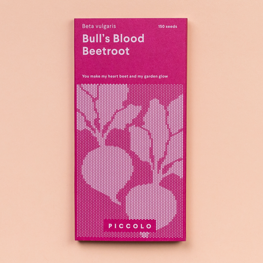 Eine rosa Piccolo Seeds-Packung mit der Aufschrift Rote-Bete-Bullenblut, eine alte Rübensorte mit 150 Samen, bezaubernden Rote-Bete-Illustrationen und der Botschaft: Du bringst mein Herz zum Rübenbluten und meinen Garten zum Glühen. Marke: Piccolo Seeds.