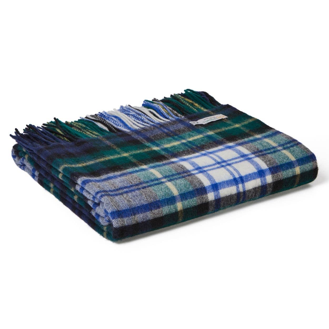 Eine gefaltete Tweedmill | Lammwoll-Tartan-Decke von Tweedmill Textiles aus weicher Lammwolle mit blauem, grünem, weißem und schwarzem Tartan mit ausgefransten Rändern auf weißem Hintergrund.
