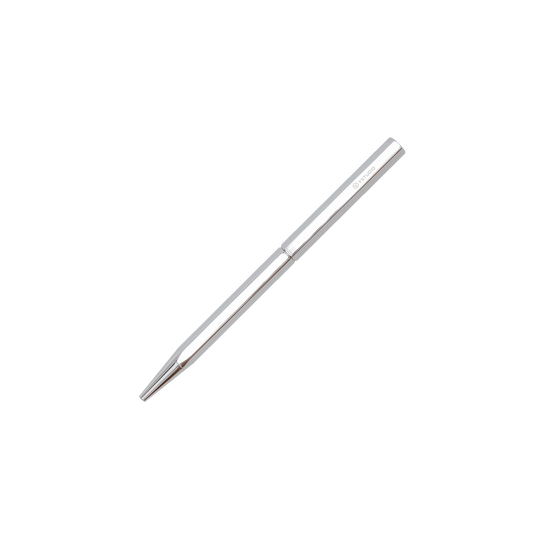 Der ENTREPÔT - YSTUDIO Klassischer Revolve Kugelschreiber Slim (Glänzendes Silber) präsentiert sich mit glänzend-silberner metallischer Oberfläche und liegt diagonal auf weißem Hintergrund.