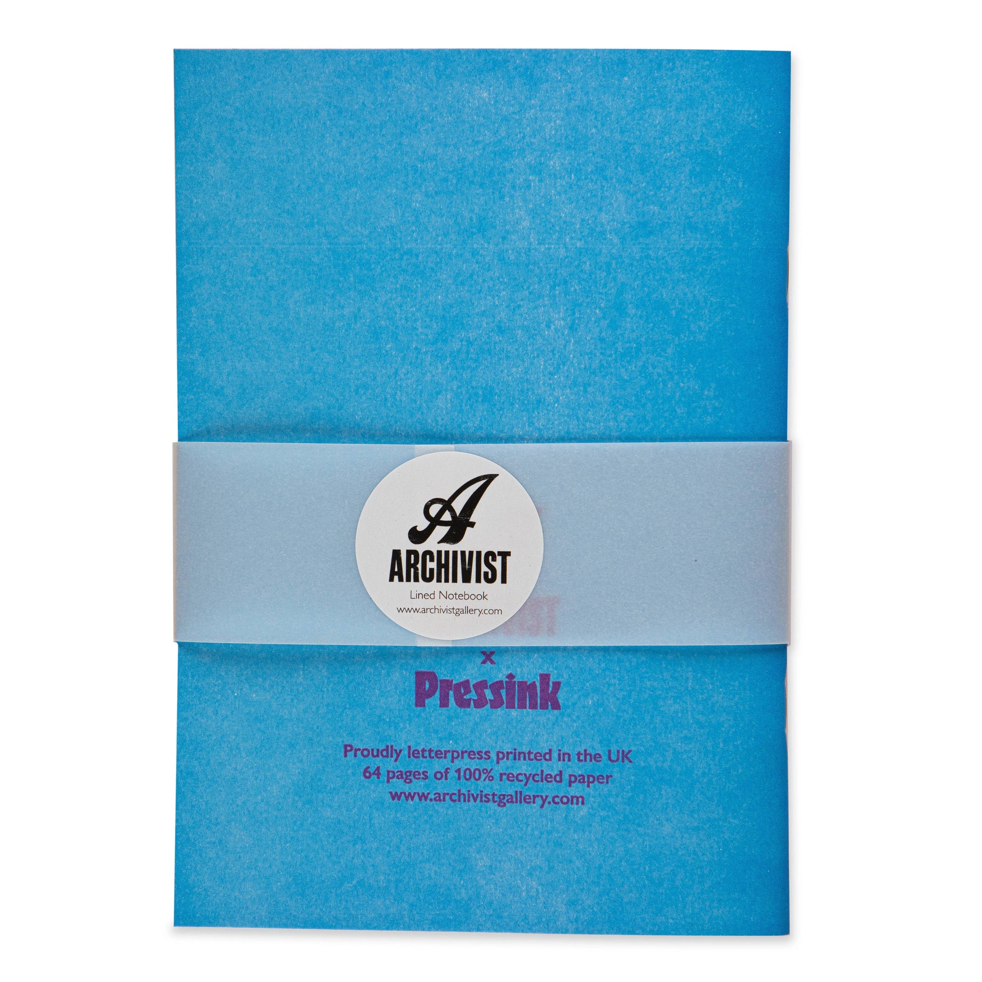 Ein blau liniertes Notizen von Pressink | Notizbücher von Archivist Gallery, verpackt in einem hellblauen Band. Das 64-seitige Notizbuch besteht zu 100 % aus Recyclingpapier und wird in Großbritannien im Buchdruck mit dem Pressink-Logo bedruckt.