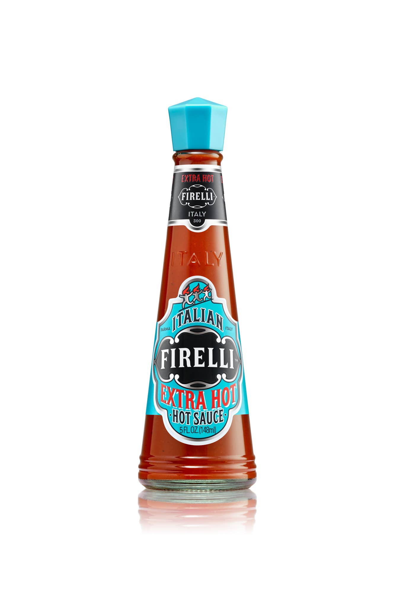 Eine 148 ml Glasflasche Firelli - Casa Firelli Extra scharfe italienische Sauce steht aufrecht vor weißem Hintergrund. Die Flasche mit blauem Deckel und Etikett zeigt rote Sauce und das markante Firelli-Branding.
