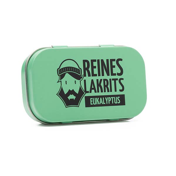 Eine rechteckige grüne Dose von LASSE LAKRITS mit der Aufschrift "Reines Lakrits Eukalyptus" zeigt eine schwarze Abbildung eines bärtigen Mannes mit Hut und enthält zuckerfreie Lakritze. Die geschlossene Dose steht auf einem weißen Hintergrund.