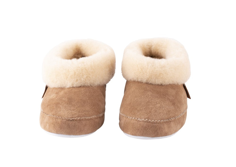 Der Emmy Slipper aus Schaffell von Shepherd of Sweden in Chestnut (Größe 37) zeichnet sich durch braunes Wildleder, weiche cremefarbene Shearling-Manschetten und weiße Sohlen aus, schön fotografiert auf weißem Hintergrund.