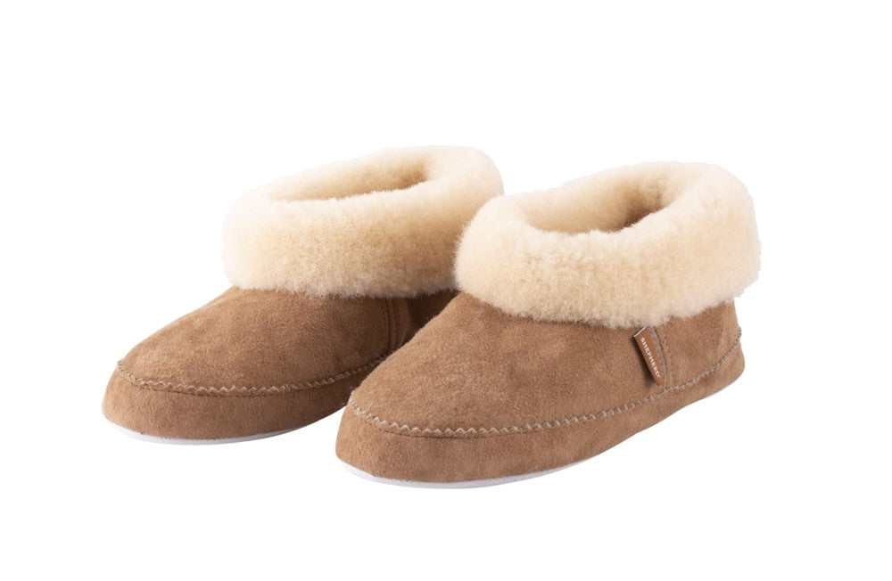 Ein Paar Emmy Slipper aus Schaffell in Chestnut (Größe 37) von Shepherd of Sweden, mit weichem cremefarbenem Schaffellfutter um den Knöchel, auf weißem Hintergrund.