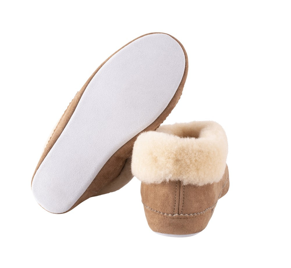 Ein Paar Shepherd of Sweden Emmy Slipper aus Schaffell in Chestnut (Größe 37); ein aufrechtes Exemplar zeigt die Rückseite und das andere ist gekippt, um die glatte weiße Sohle und das weiche, flauschige Innenfutter zu zeigen.