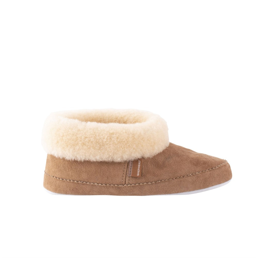 Der Emmy Slipper aus Schaffell von Shepherd of Sweden in Chestnut 37 hat ein flauschiges, cremefarbenes Shearlingbündchen und eine weiße Sohle - ideal für kuschelige Hausschuhe.
