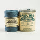 Eine 490 Fuß lange Spule Nutscene Twines Ltd – Iconic Tin of Nutscene Twine befindet sich in ihrer Dose im Vintage-Stil und präsentiert weiches, starkes blaues Jutegarn, das ideal für die Gartenarbeit ist.