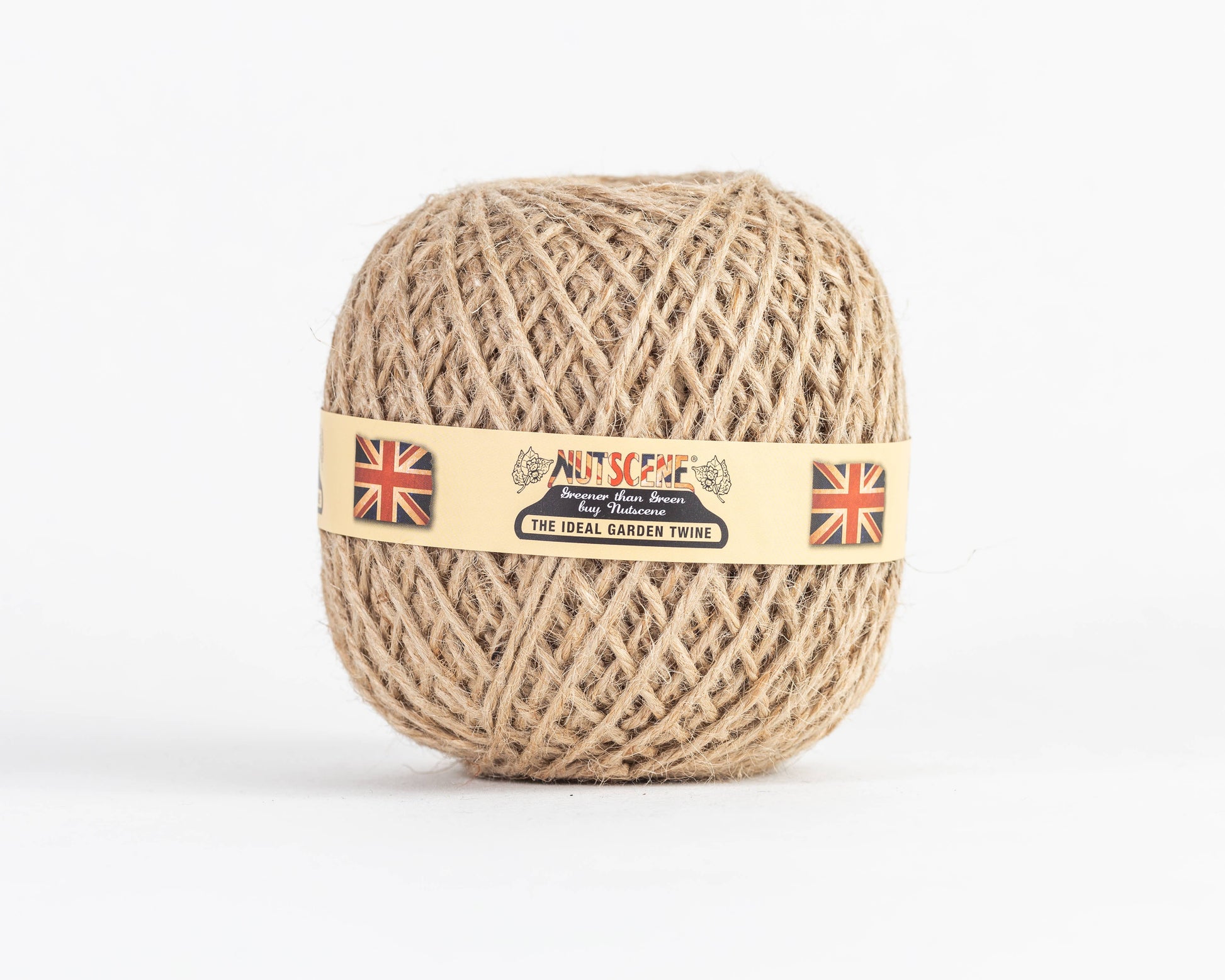 Ein Knäuel naturbrauner Jute von Nutscene Twines Ltd - Farbenfrohe Jute-Schnurbälle aus der Heritage Twine-Reihe - mit einem Etikett, das zwei Union Jack-Flaggen und den Text "Nutscene, The Ideal Garden Twine" auf Weiß zeigt.