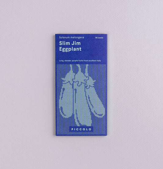 Ein blaues Päckchen mit der Aufschrift Piccolo Seeds - Aubergine Slim Jim", verziert mit schlanken Auberginen-Illustrationen, enthält 30 Samen der Zwerg-Auberginensorte von Piccolo Seeds - ideal für Terrassengärten - auf einem hellvioletten Hintergrund.