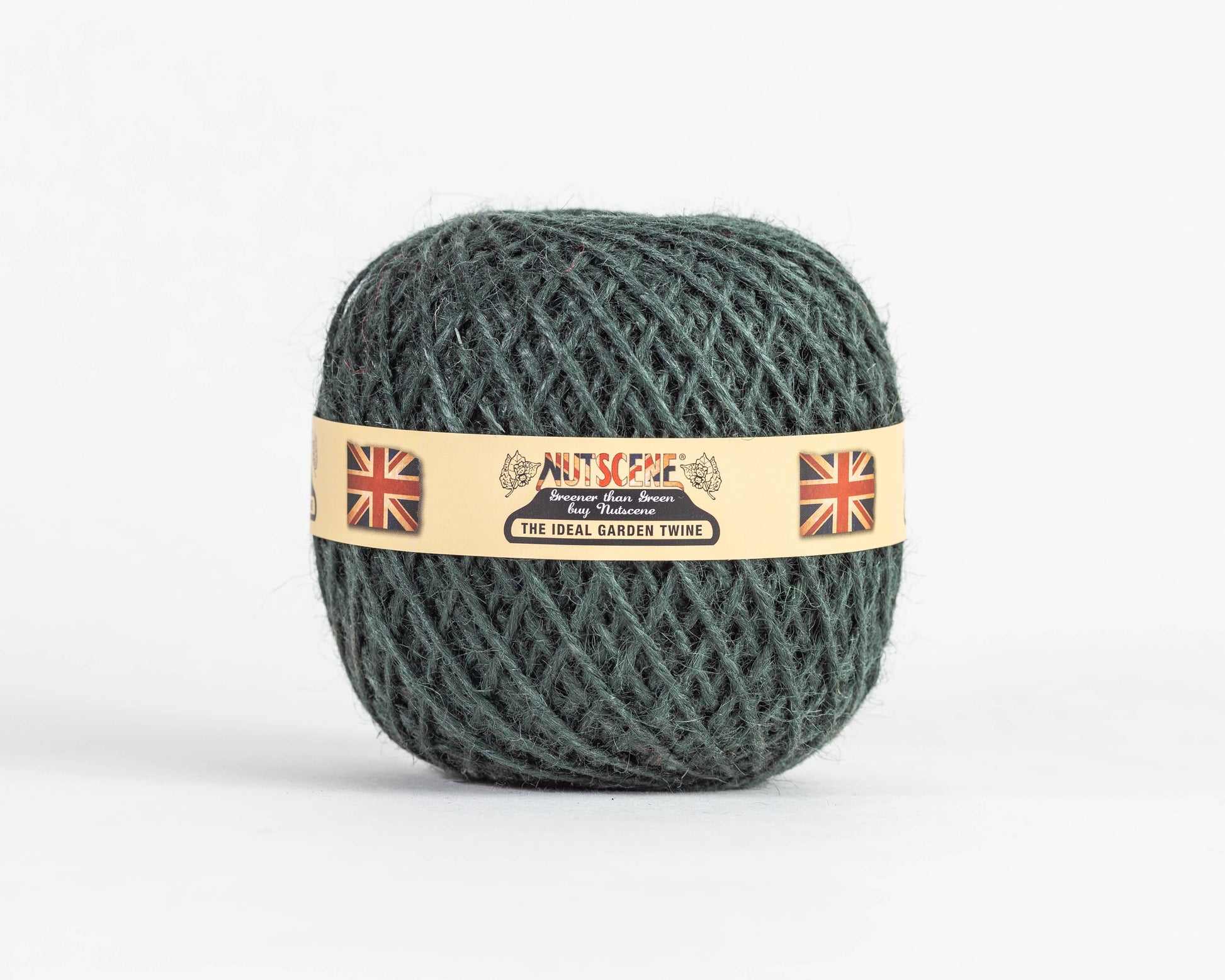 Ein dunkelgrüner Ball von Nutscene Twines Ltd Farbenfrohe Jute-Schnurbälle aus der Heritage Twine-Reihe, mit einem beigen Etikett, das zwei Union Jacks und den Text "Nutscene - The Ideal Garden Twine" zeigt, auf einem einfachen weißen Hintergrund.