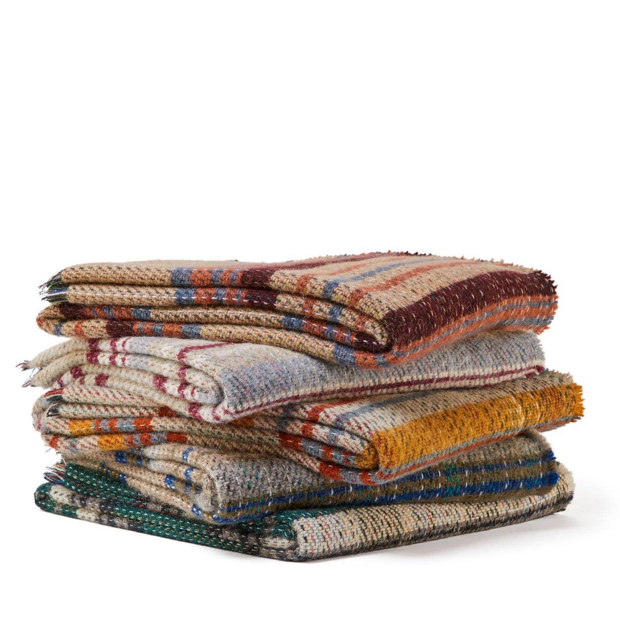 Vier gefaltete Tweedmill | Zufällige recycelte Wolldecke - Groß - verschiedene Farben von Tweedmill Textiles mit Streifenmustern, inspiriert vom britischen Stil, liegen übereinander auf weißem Hintergrund.