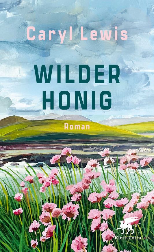 Das Buchcover von Wilder Honig aus dem Klett-Cotta Verlag zeigt rosa Wildblumen, einen Fluss und grüne walisische Hügel unter einem wolkenverhangenen Himmel, mit dem Verlagslogo in der unteren rechten Ecke.
