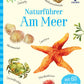 Cover von „Usborne Minis Naturführer: Am Meer“ vom dtv Verlag, einem deutschen Naturführer für Kinder mit Illustrationen und Beschriftungen von Meerestieren wie Seesternen, Krabben und Muscheln sowie einem blauen „mit 60 Stickern“-Aufkleber.