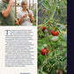 Ein Mann und eine Frau verkosten Tomaten in einem Gewächshaus und diskutieren über Tomatenlust vom Haupt Verlag. Eine Nahaufnahme rechts zeigt reife rote Tomaten an der Rebe. Auf der linken Seite des Bildes erscheint ein deutscher Text.