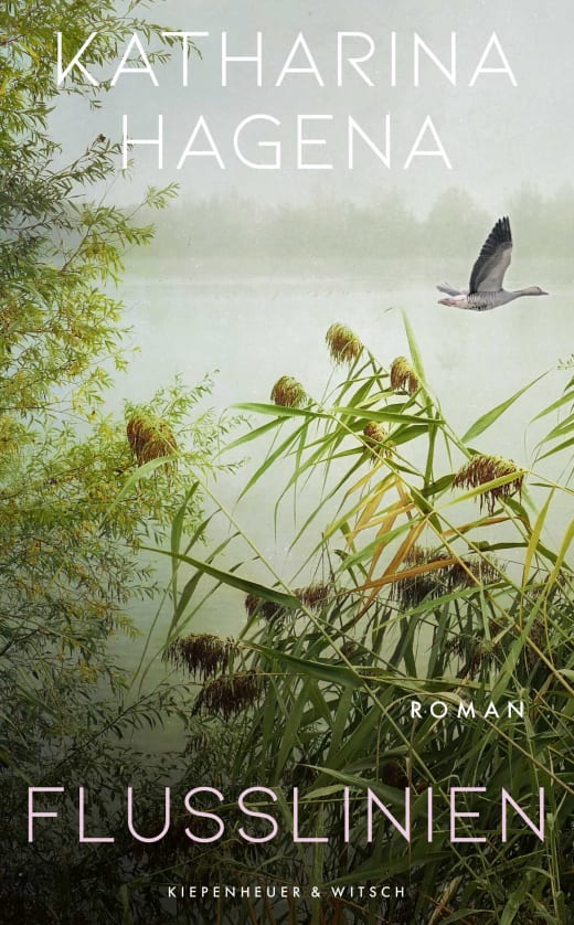Das Buchcover von Flusslinien aus dem KiWi Verlag zeigt eine neblige Elbszene mit Schilf im Vordergrund und einem Vogel, der über das Wasser fliegt, alles in sanften Pastelltönen, die eine ruhige, gelassene Atmosphäre hervorrufen.