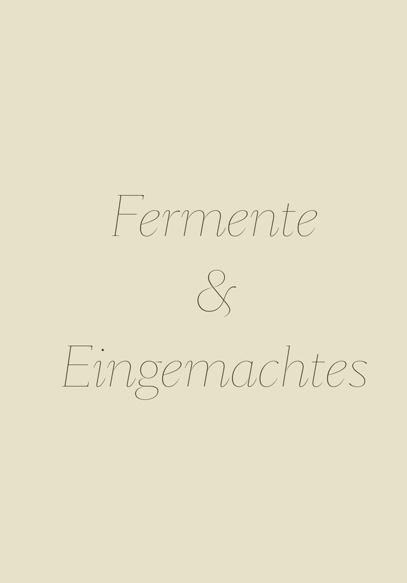 Hellbeiger Hintergrund mit "Fermente & Eingemachtes" in eleganter Schreibschrift - ideal für das nachhaltige Kochbuch "How to eat your christmas tree" vom Ars Vivendi Verlag oder als Inspiration für Fichtennadeln-Rezepte.