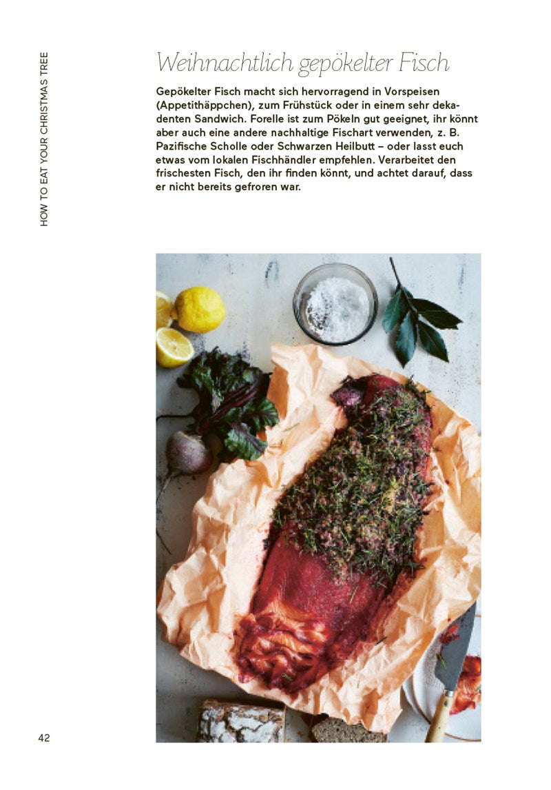 Ein geräuchertes Fischfilet, garniert mit Zitrone, Dill und roten Zwiebeln, ruht auf Pergament neben einem kleinen Tannenzweig, inspiriert von "How to eat your christmas tree" des Ars Vivendi Verlags.