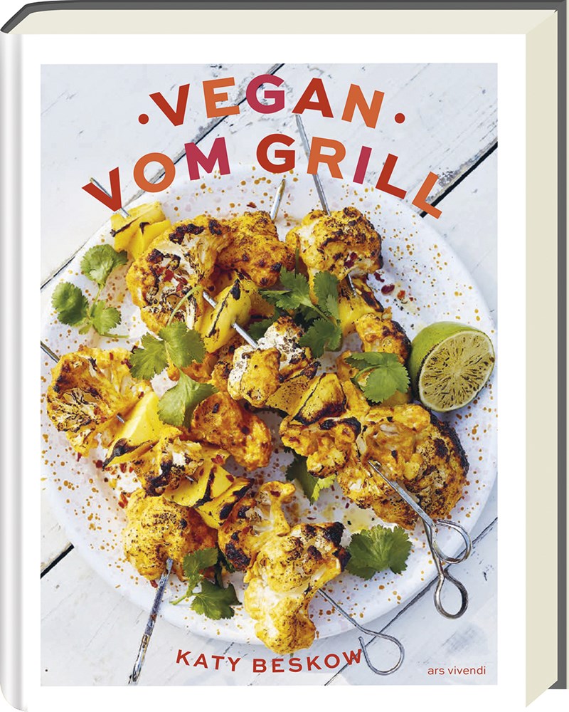 Das Cover von Vegan vom Grill aus dem Ars Vivendi Verlag zeigt Spieße mit gegrilltem Gemüse und Blumenkohl, garniert mit Kräutern und Limette auf einem weißen Teller - eine ideale Inspiration für veganes Grillen.