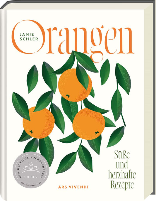 Der Buchumschlag von Orangen aus dem Ars Vivendi Verlag zeigt drei Orangen auf Zweigen mit grünen Blättern, links unten ein silbernes Siegel und den Untertitel Süße und herzhafte Rezepte", der auf kreative Orangenrezepte hinweist.