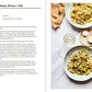 Eine Kochbuchseite aus dem Ars Vivendi Verlag "Meersalz | Meistern Sie die Kunst des perfekten Würzens" zeigt links ein Nudelrezept mit Krabben, Zitrone und Chili und rechts ein Foto von zwei schön garnierten Tellern auf einem Tisch mit Kerzenlicht.