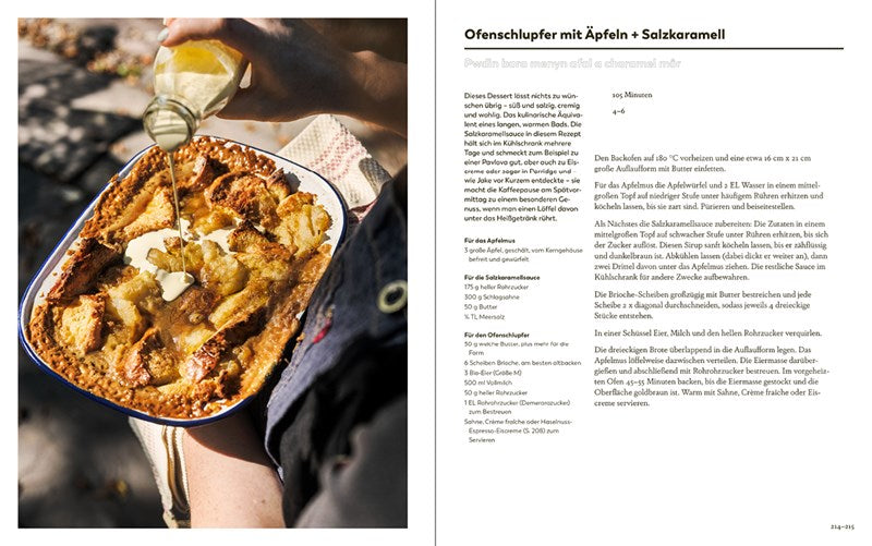 Ein goldbraunes Bratapfeldessert wird in einer rechteckigen Schale im Freien mit Sahne serviert. Die rechte Seite zeigt das deutsche Rezept "Ofenschlupfer mit Äpfeln + Salzkaramell" mit Meersalz vom Ars Vivendi Verlag: Meistern Sie die Kunst des perfekten Würzens.