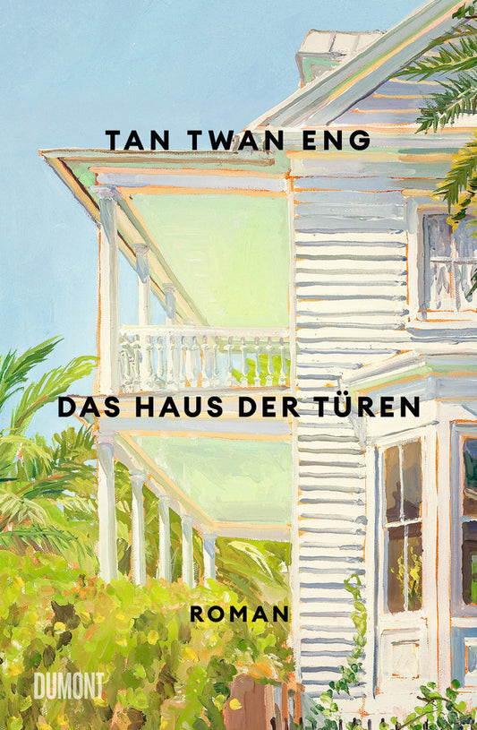 Das Buchcover von "Das Haus der Türen" von Tan Twan Eng, erschienen im Dumont Verlag, zeigt ein weiß gestrichenes Holzhaus mit Veranda, grünen Palmen und blauem Himmel - ein subtiles Echo auf Somerset Maughams koloniales Malaysia.